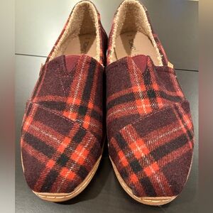 TOMS Women's 12 Burgundy and Res Plaid Slip-Ons. New without box.